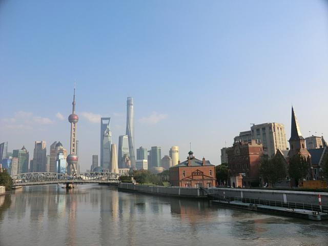 乍浦路橋から眺めた陸家嘴のビル群