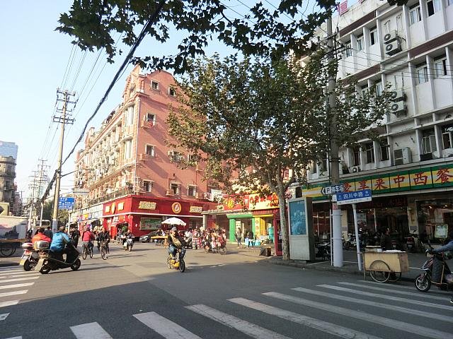 ③突き当たりの四川中路を左へ