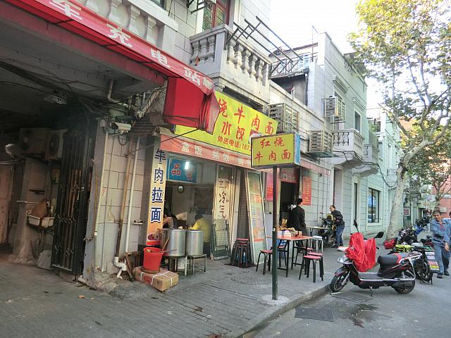 まだ庶民的な街並も残っています