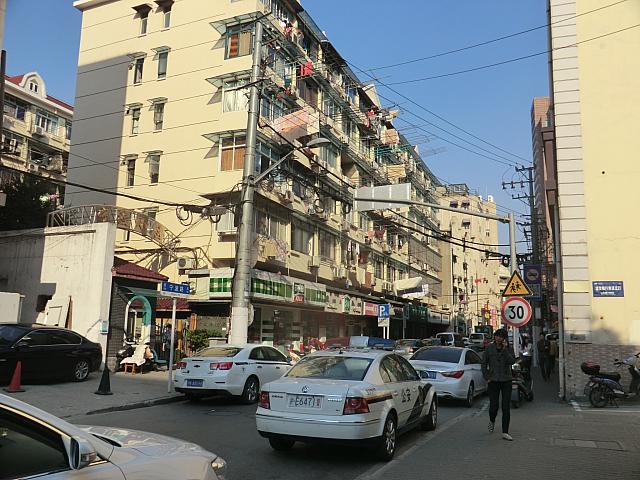 ②出てすぐの寧波路を右へ