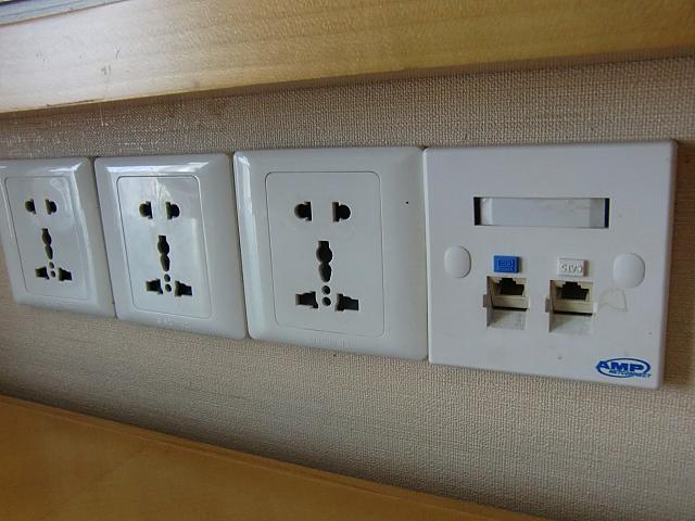 デスクの上のコンセント