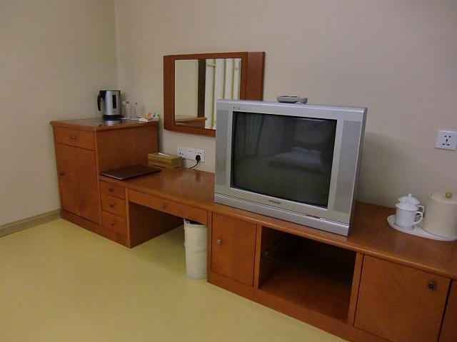 デスクとテレビ