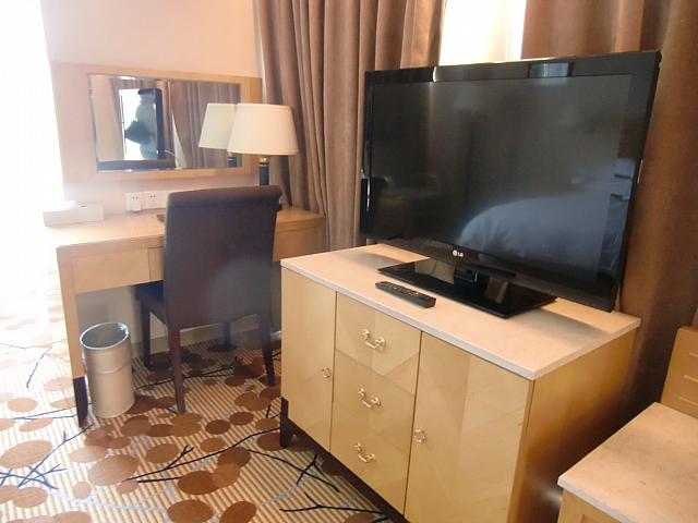 デスクとテレビ