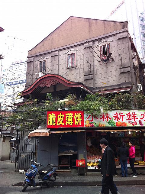 奥にこんな建物が見えます