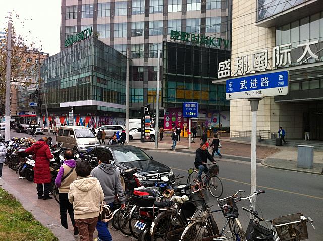 すぐ目の前の武進路を左折
