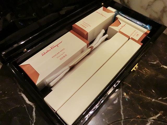 歯磨きセット、くしなどのパッケージにもフェラガモのロゴが!