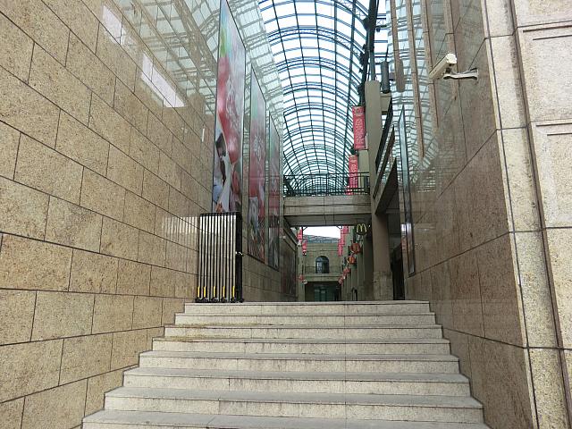 右手の入り口