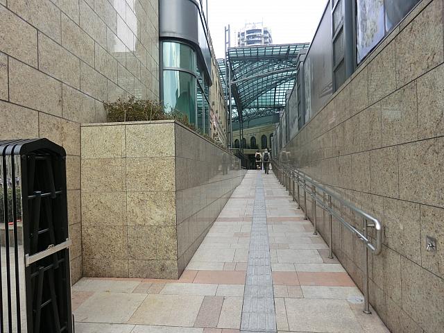 出て左手の入り口