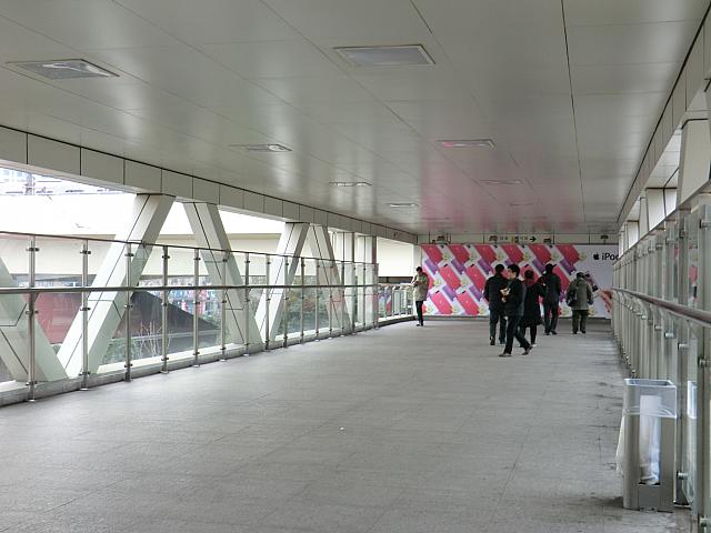 両方の駅をつなぐ連絡通路があります