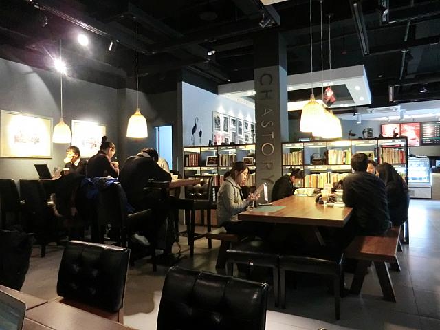 各店、お店の中はなかなかのにぎわい