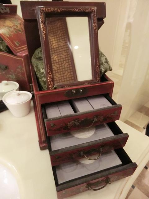 鏡付きの箱に歯ブラシ、カミソリなどが入っています