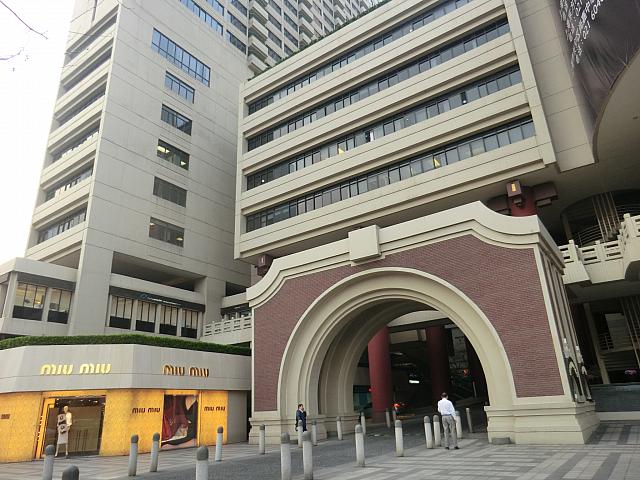 雑技会場、マッサージ店、レストランなど、あらゆる施設が揃う「上海商城」