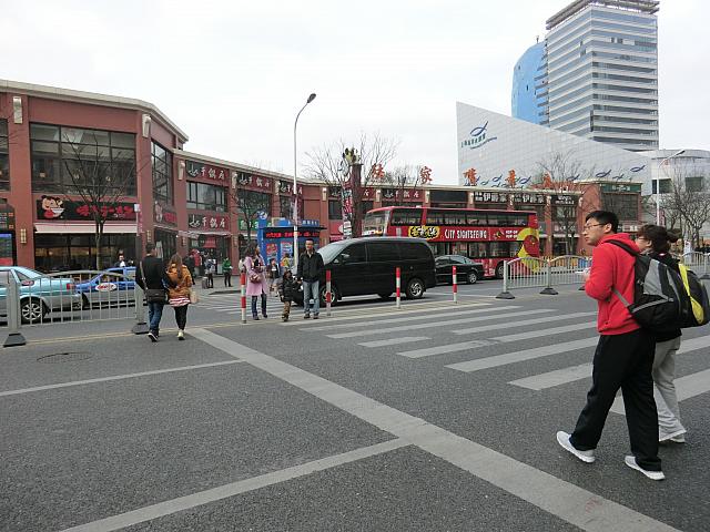 一つ目の横断歩道を渡れば目の前にお店が!
