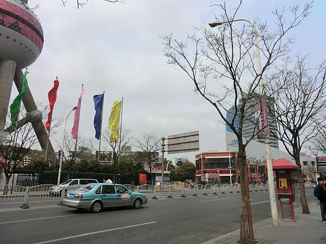 駅を出てすぐ前の陸家嘴環路を右へ進みます
