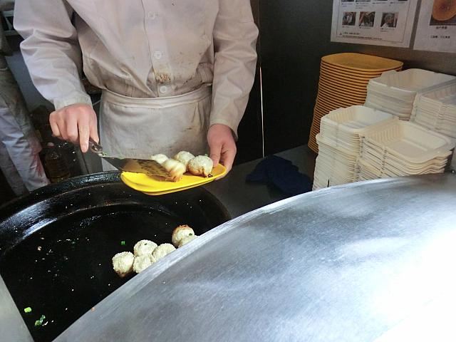 ⑥オーダーした分を鉄鍋からお皿に入れてくれます