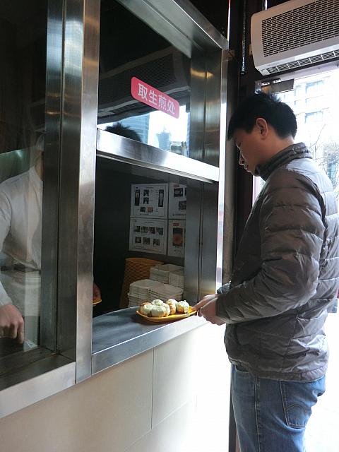 ④入り口右手の生煎受け取り窓口に並びます。混み合って焼くのが追いつかない時間帯はここに長蛇の列ができます
