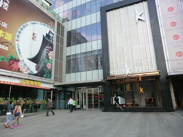 入り口が複数ある「日月光中心広場」。最寄りは泰康路と瑞金二路のT字路にあるこの入り口