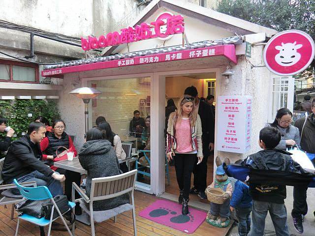 いつも賑わっている人気店。フローズンヨーグルトは低脂肪でヘルシーな夏のデザートです