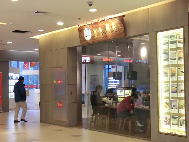 入って右手へ進むとすぐお店が見つかります