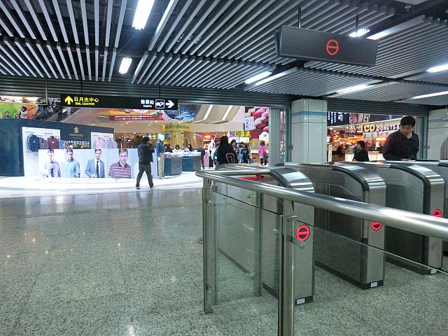 改札のすぐ向こうに「日月光中心広場」の地下売場があります