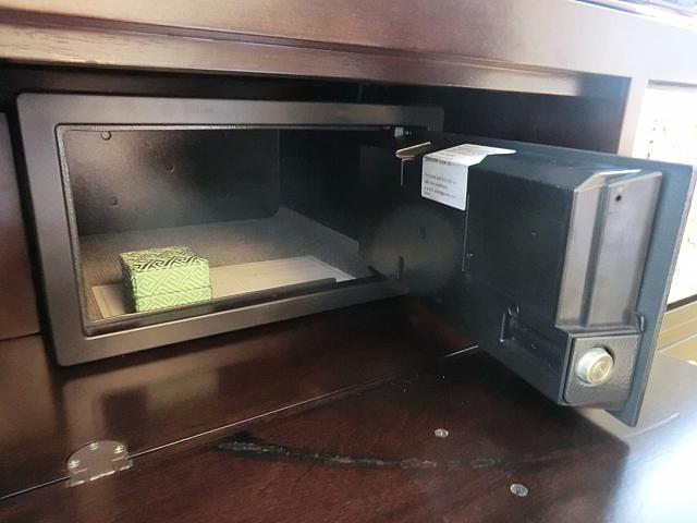 下の引き出しにセーフティーボックス