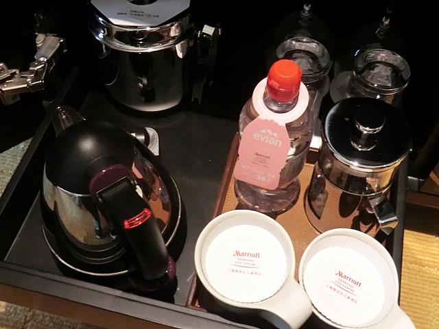 湯沸かしポット、グラス、カップ、お茶類