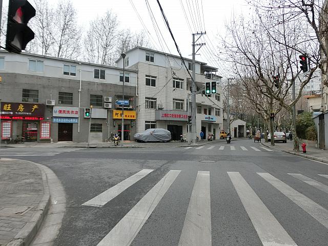 ⑥すぐ見えてくる三叉路を右へ