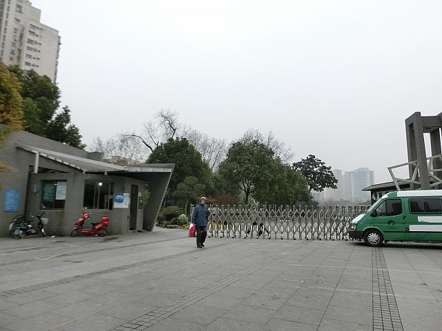 正門は地下鉄の駅とは反対側に位置
