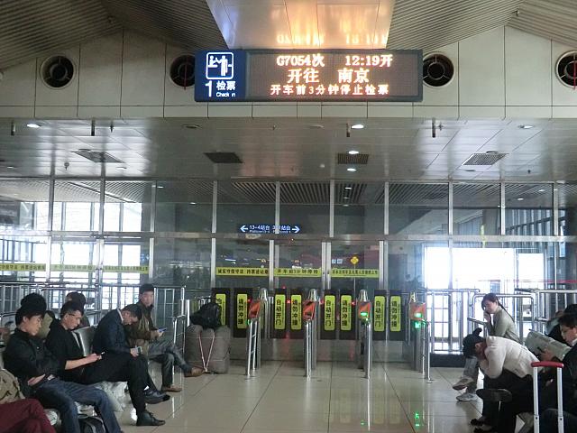 こちらが改札。上に列車番号が出ています