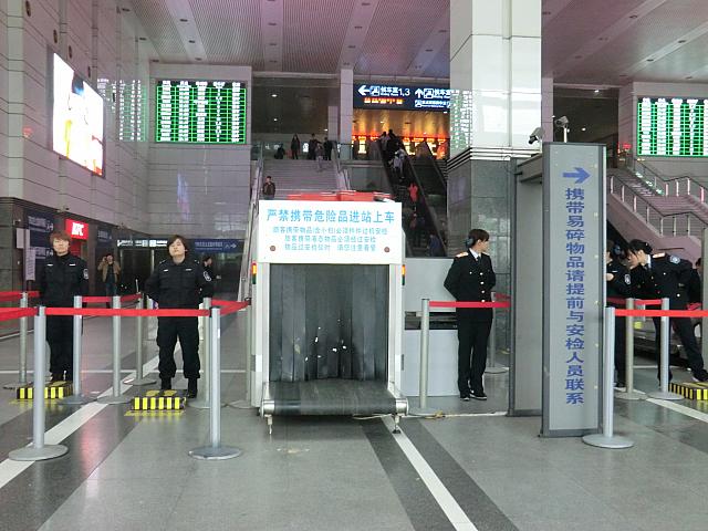 荷物検査があります