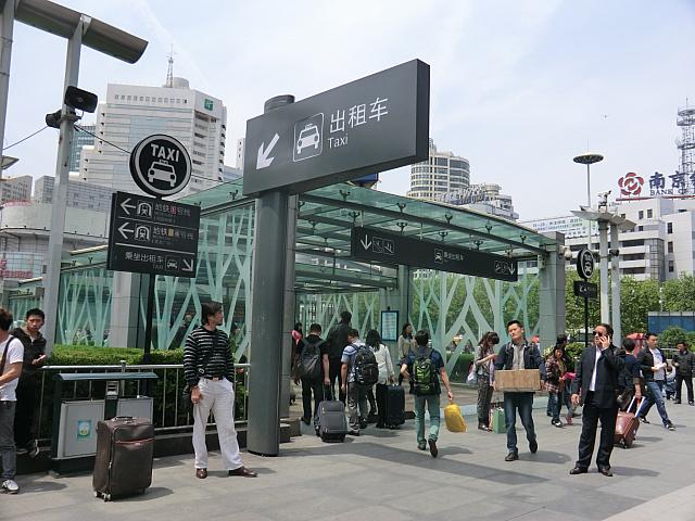 タクシーに乗る場合は駅前広場のこの入り口から地下へ。駅前の路上では滅多に捕まりません!