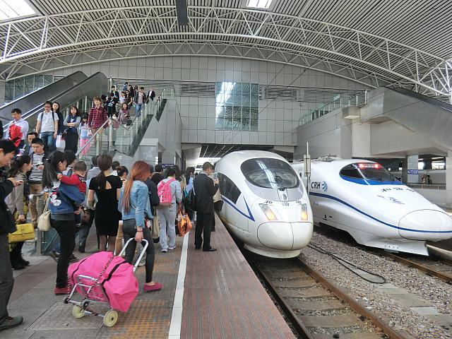 ナビが乗るのは、左のまるっこい顔の高速鉄道