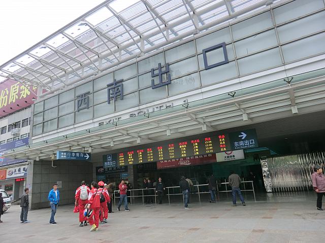 駅西側の「西南出口」は主要交通網の乗り場からは少し離れています