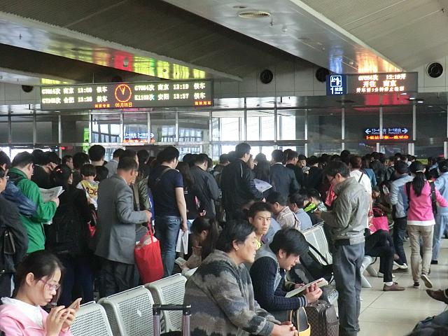 改札が開くと入り口に人が殺到