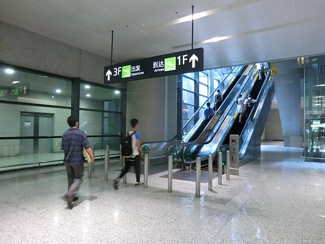 左手に到着、発着フロアへのエスカレーター