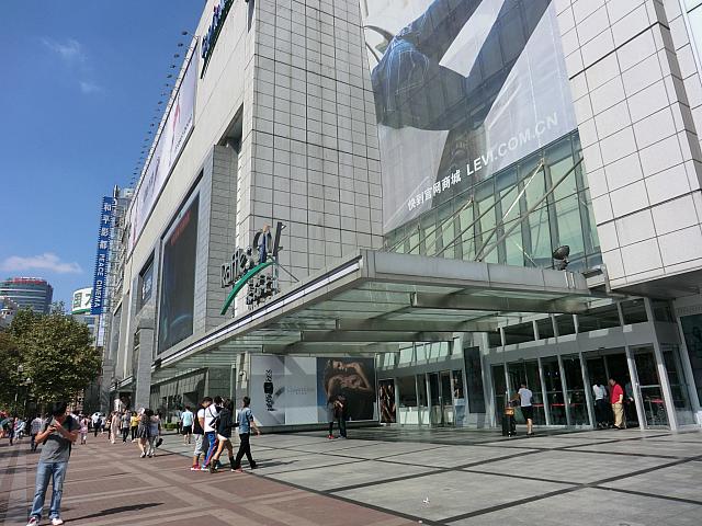 ①地下鉄1、2、8号線「人民広場」駅15号出口付近に直結している「来福士広場」の正門を出て、