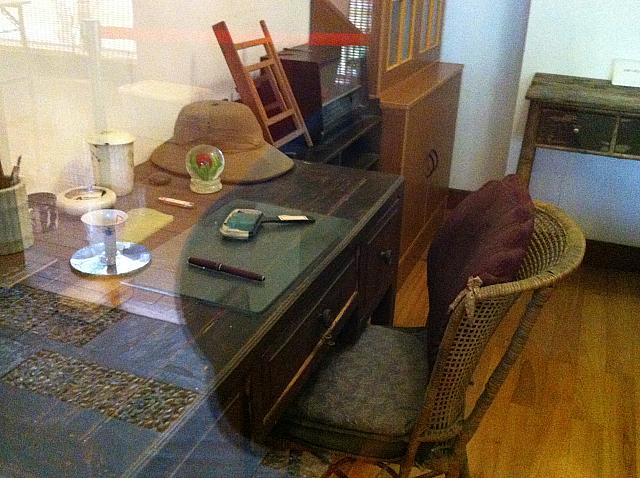 作家たちの資料が展示されています