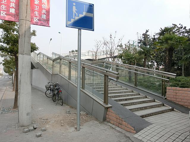 ⑥右手に見える歩道橋を上がります