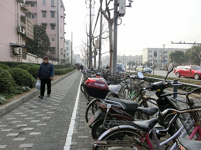 ①出口を出た進行方向に進み、