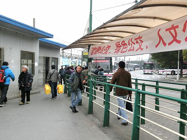 ②突き当たりにバス乗り場が見えてきます。乗るバスはさらに奥にあります