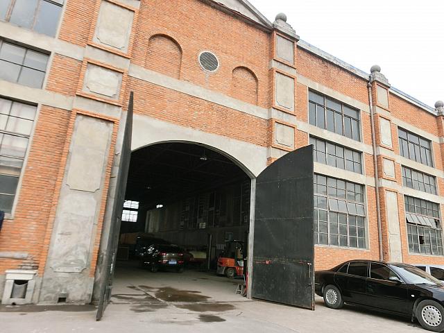 こんなふうに倉庫のような建物が開いていることがあります