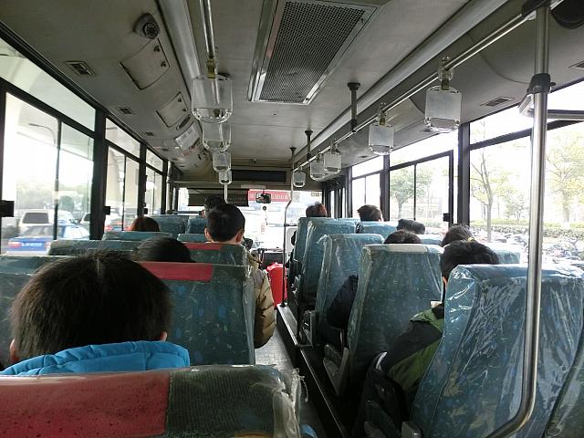⑤車内です。ローカル中距離バスなので運賃は5元。出発後に係員が切符を売りにくるので、「車墩まで」と伝えます（メモを見せましょう）