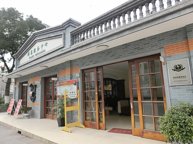 入って右の案内所で切ってもらいます