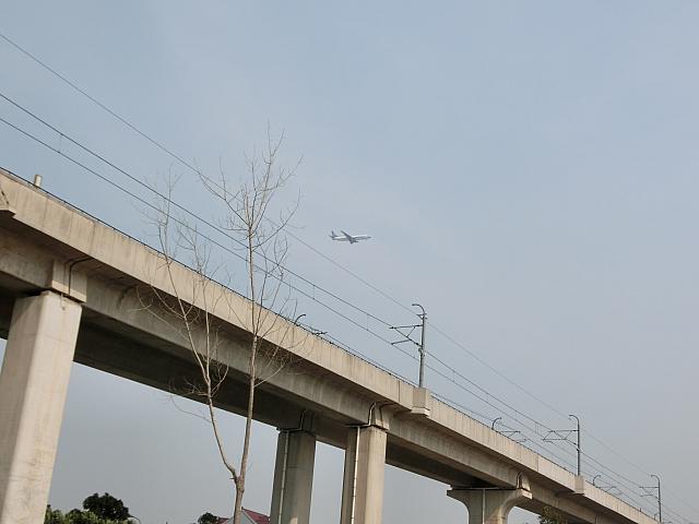 ③空港が近いので、頭上を着陸態勢の飛行機が飛んで行きます