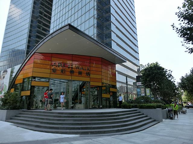 交差点の地下売場入り口