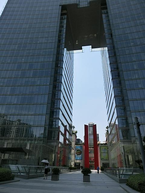 婁山関路側。奥の赤い柱の間が入り口です