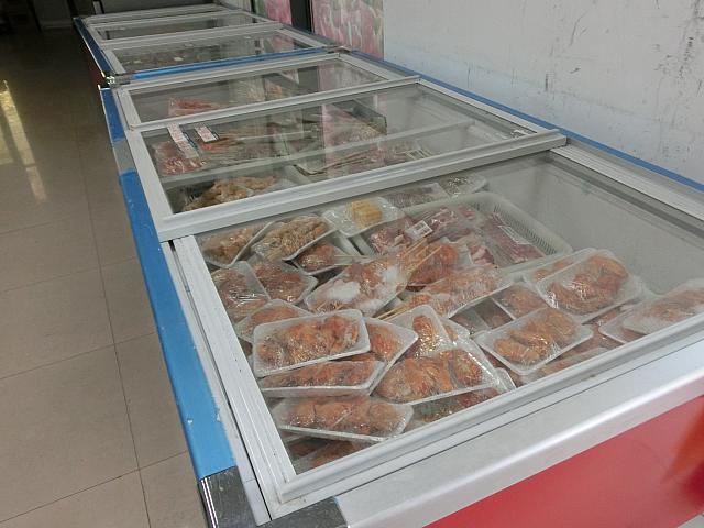 本部ではお肉や野菜を販売