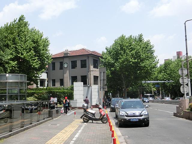 ④連絡通路下を出た風景