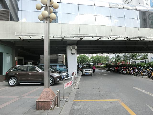 ③この連絡通路下を進みます