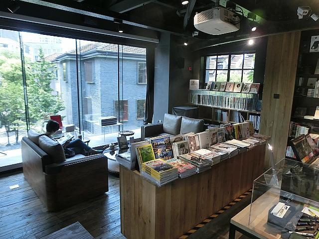 リビングみたいな無料読書スペースも